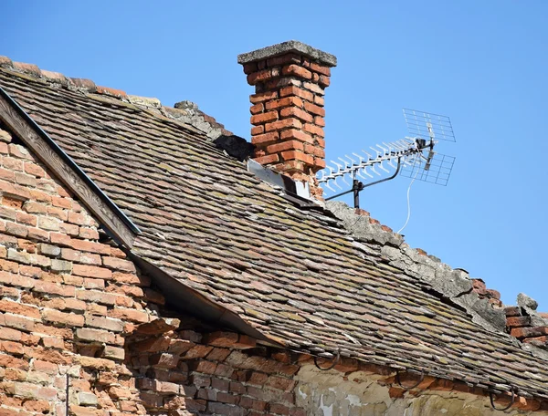 Old run down house roof — Stock Photo, Image