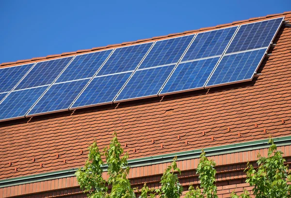 Bir binanın çatısındaki güneş panelleri