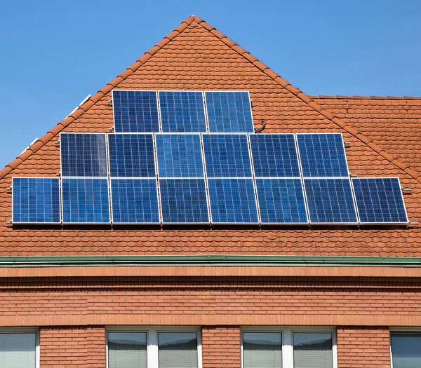 Solar panels on the roof of a building — Stock Photo, Image