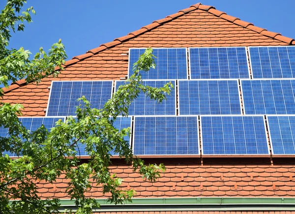 Zonnepanelen op het dak van een gebouw Rechtenvrije Stockfoto's