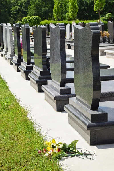 Grabsteine auf dem Friedhof — Stockfoto