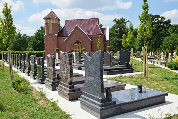 Grabsteine und Kapelle auf dem Friedhof — Stockfoto