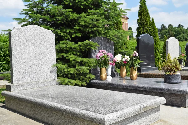 Lápidas en el cementerio — Foto de Stock