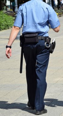 Polis memuru sokakta yürüyor