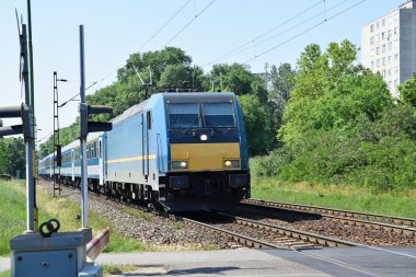 Elektrikli tren yol geçiş