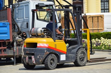 Forklift sokakta çalışıyor