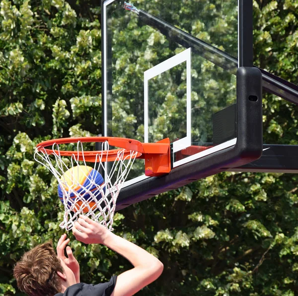 Jugar al baloncesto al aire libre — Foto de Stock
