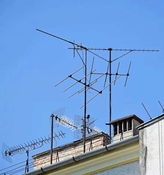 Antenas no telhado de um edifício — Fotografia de Stock