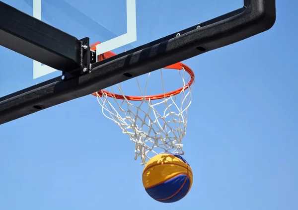 Aro de baloncesto con pelota — Foto de Stock