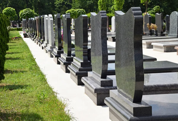 Grabsteine auf dem öffentlichen Friedhof — Stockfoto