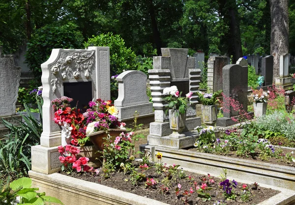 Náhrobky na veřejném hřbitově — Stock fotografie