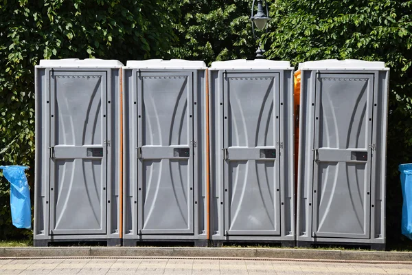 Tragbare Toiletten auf der Straße — Stockfoto