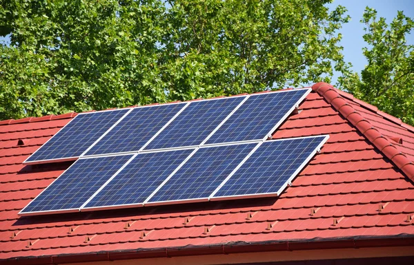 Bir binanın çatısındaki güneş panelleri