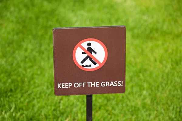 Keep off the grass sign in the park — Stock Photo, Image