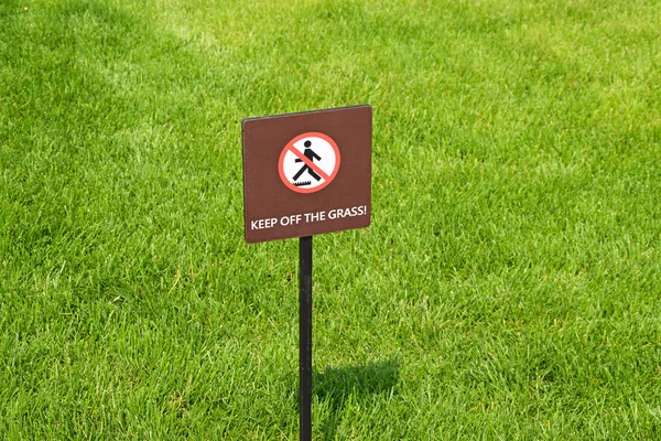 Keep off the grass sign in the park — Stock Photo, Image