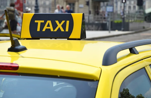 Taxischild auf dem Dach eines Autos — Stockfoto