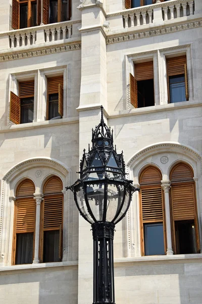 Finestre dell'edificio del parlamento e un lampione, Budapest, Ungheria — Foto Stock