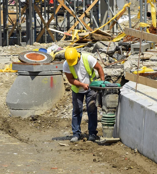 Obrero de la construcción en la obra — Foto de Stock