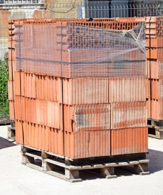 Bir palet üzerindeki yeni tuğla