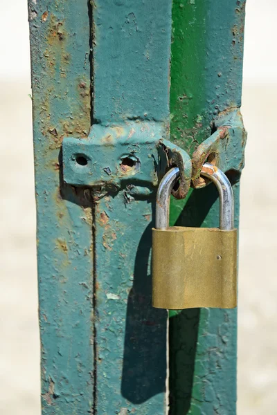 Padlock op de metalen deur — Stockfoto