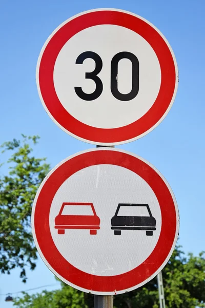 Maximumsnelheid en geen inhalen verkeersborden — Stockfoto