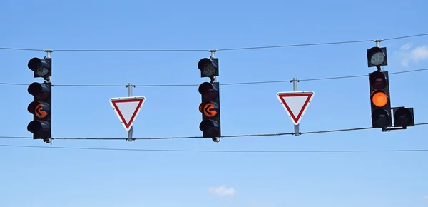 Yol kavşağındaki trafik ışıkları — Stok fotoğraf