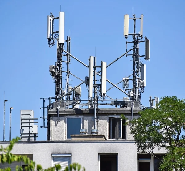 Antennas on the top of a building — Stock Photo, Image