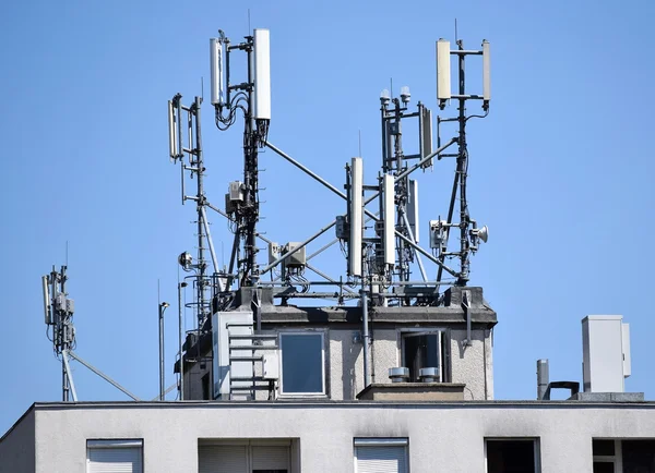 Antenner på toppen av en byggnad — Stockfoto