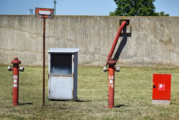 Hydranten und Rohre — Stockfoto