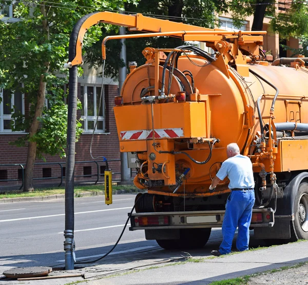 Avlopp lastbil på vägen — Stockfoto