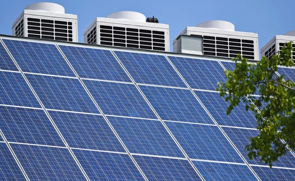 Solar panels on the roof of a building — Stock Photo, Image