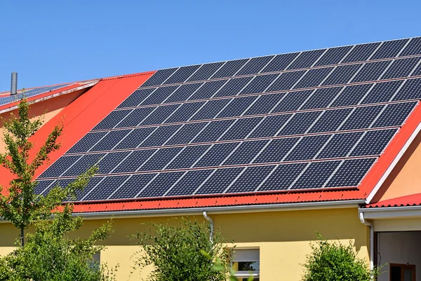 Bir binanın çatısındaki güneş panelleri