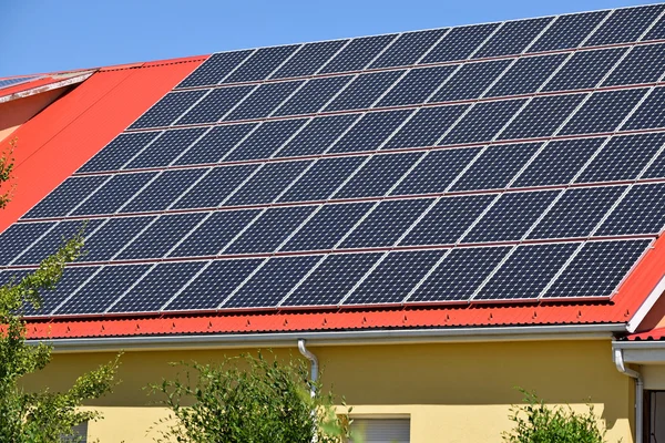 Paneles solares en el techo de un edificio — Foto de Stock