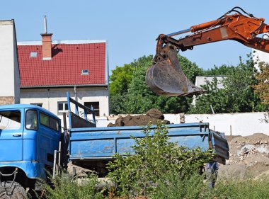 Tarak yol yapımı bir kamyon yükleme