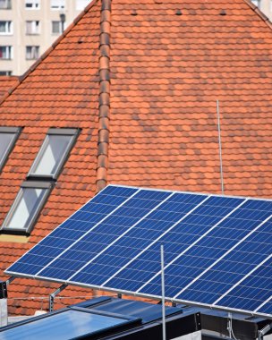 Bir evin çatı yanında güneş panelleri