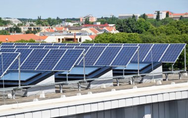 Bir binanın tepesindeki güneş panelleri