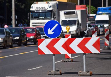 Ok trafik işaretleri, yol inşaatı