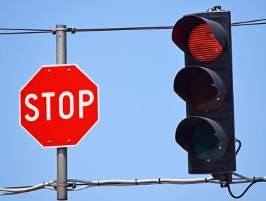 Durdurmak işaret ve kırmızı trafik lambasından yol geçiş