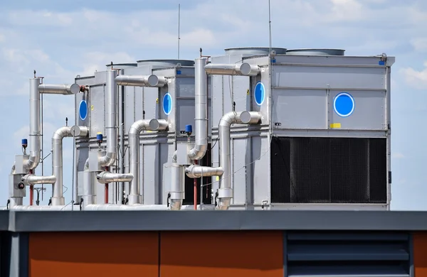 Grote industriële airconditioners op de bovenkant van een gebouw — Stockfoto