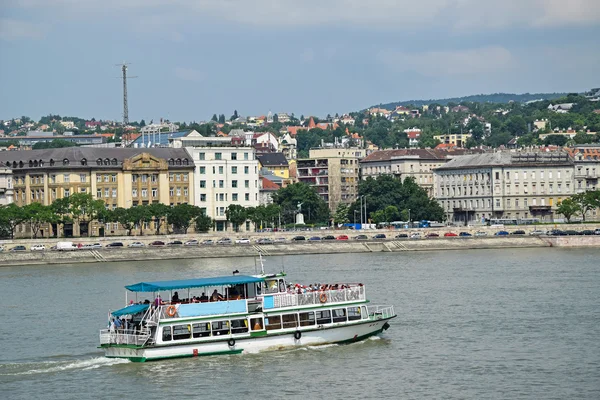 Barco turístico en el río Danubio, Budapest ciudad, Hungría — Foto de Stock