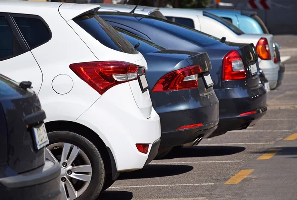 Coches en el estacionamiento — Foto de Stock