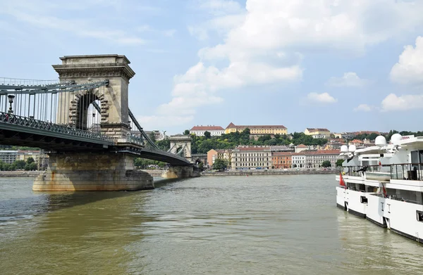 Hängbron och turist levereras på floden Donau i Budapest city, Ungern — Stockfoto