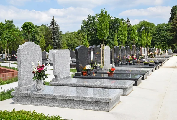 Grabsteine auf dem öffentlichen Friedhof — Stockfoto