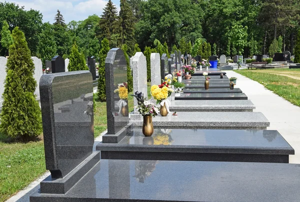 Pietre tombali nel cimitero pubblico — Foto Stock