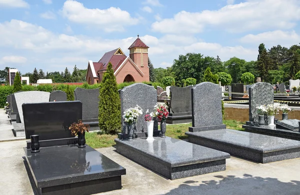 Grafstenen en een kapel in de openbare begraafplaats — Stockfoto