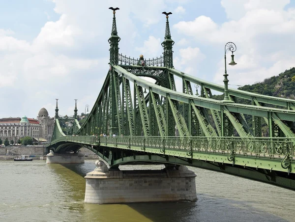 Puente de la Libertad sobre el Danubio en la ciudad de Budapest, Hungría — Foto de Stock