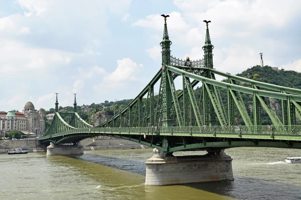 Liberty överbryggar över floden Donau i Budapest city, Ungern — Stockfoto