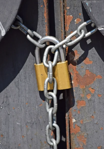 Cadeado e corrente na porta de metal — Fotografia de Stock