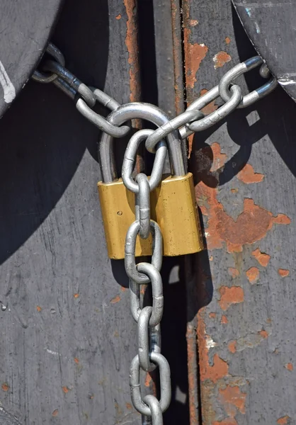 Hangslot en ketting op de metalen deur — Stockfoto