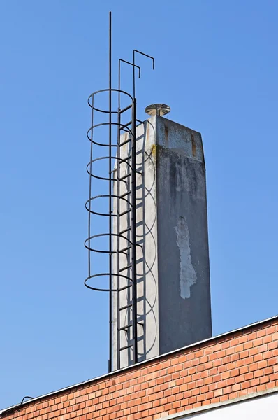 Pila di fumo alta di un edificio di fabbrica — Foto Stock